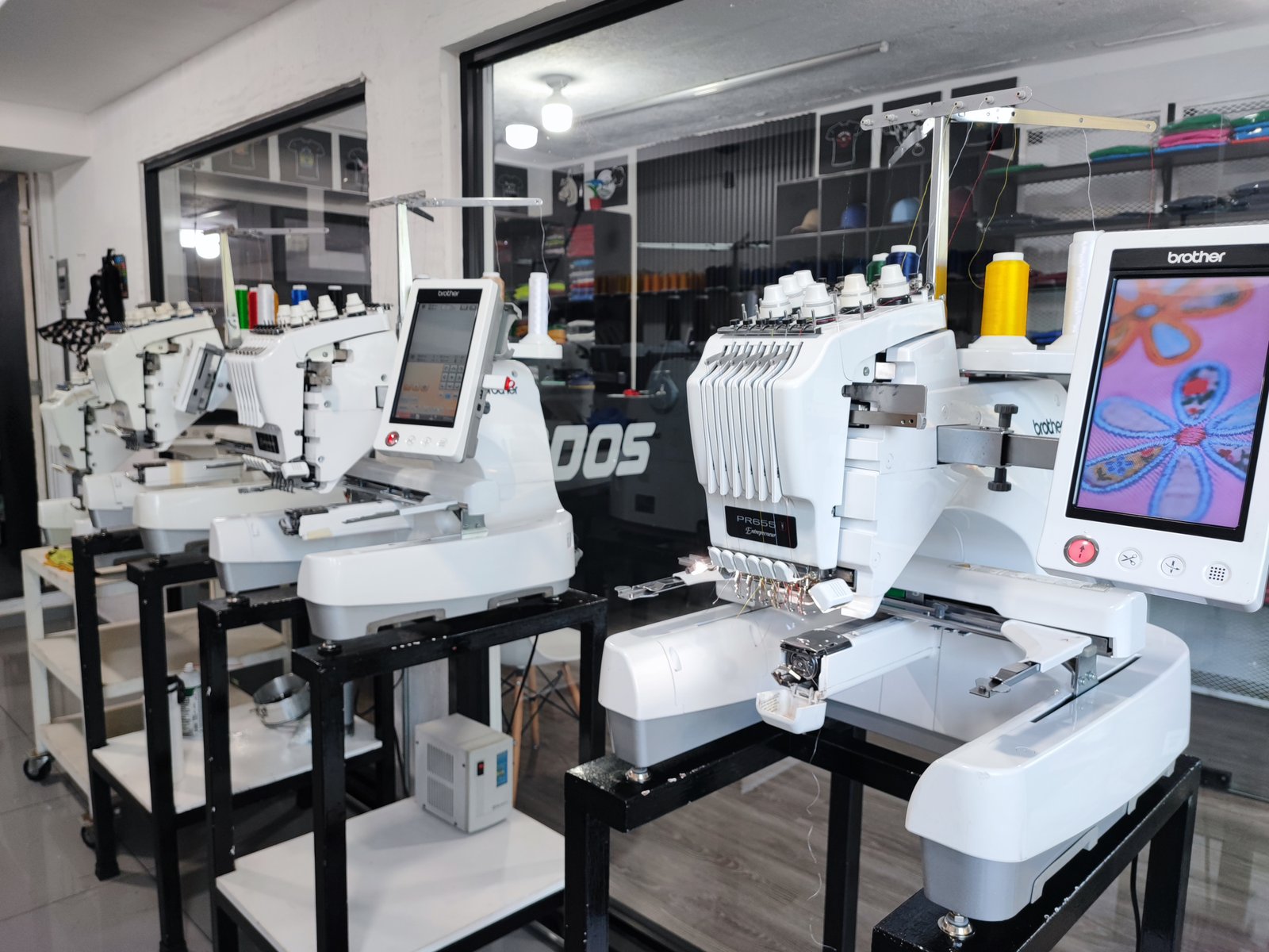Máquinas de bordado profesional en tienda