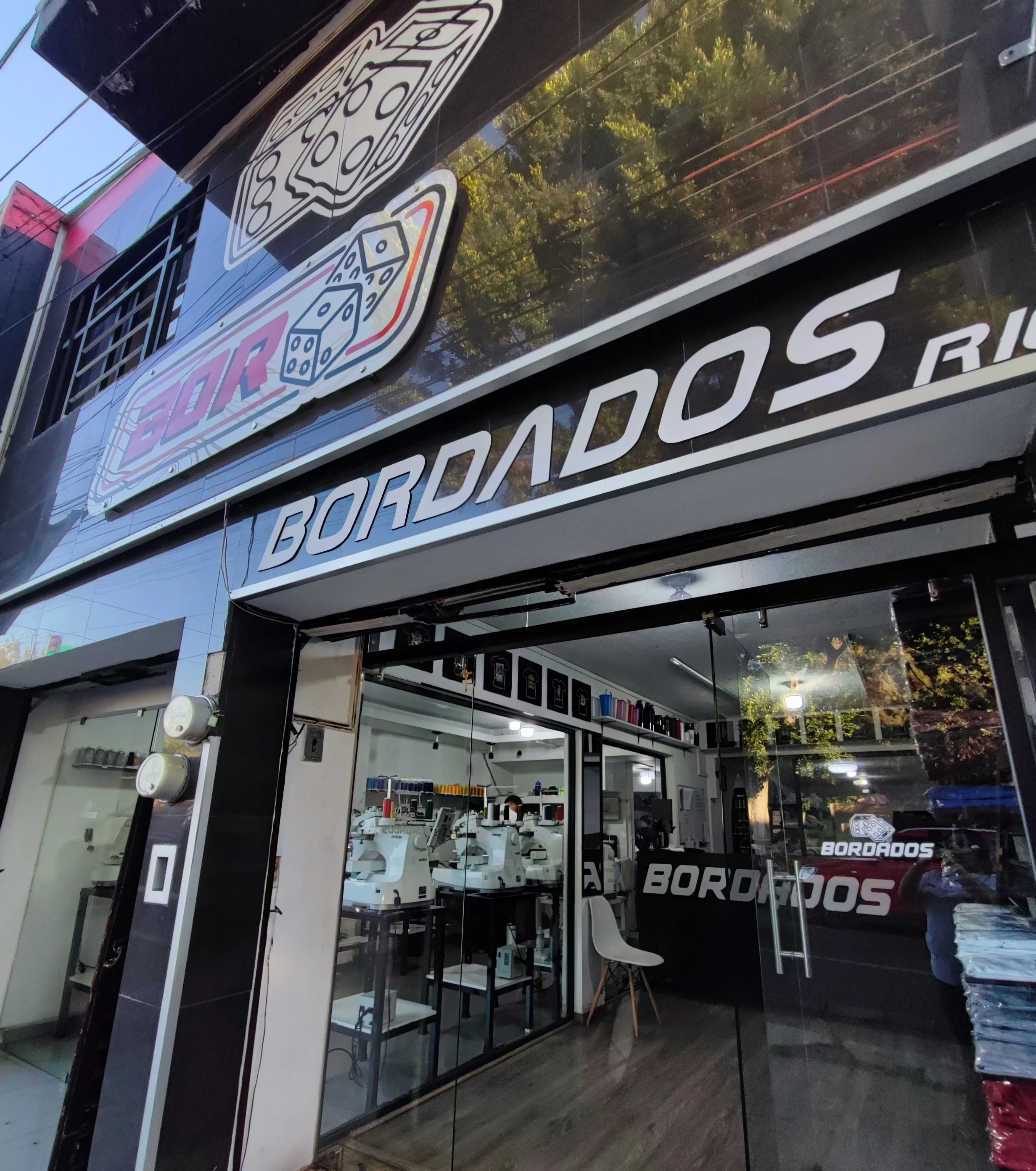 Fachada de tienda Bordados Ricky con letrero